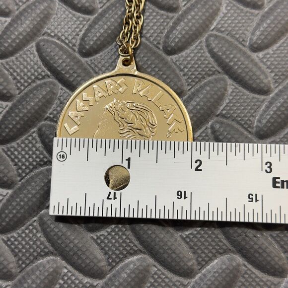 Vintage Caesars Palace Coin Las Vegas Gold Tone Medallion Pendant Necklace - Picture 6 of 7